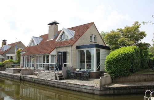 Langweer Casa | Watervilla de Rietzanger by Droomvilla