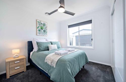 Dubbo Casa | Waterway Retreat - Serene Living, Entertains 8