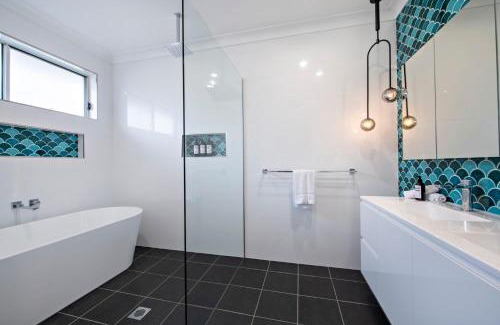 Dubbo Casa | Waterway Retreat - Serene Living, Entertains 8