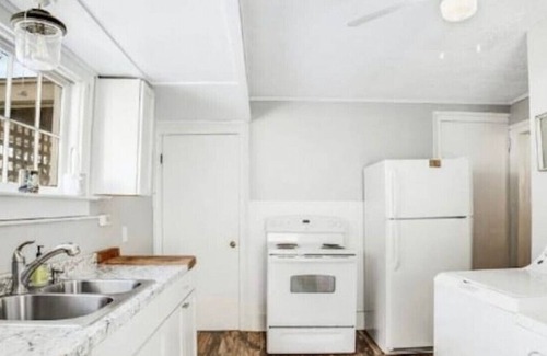 Watkins Glen Casa | WATKINS 4 BED 3 BATH · Walk to parks & r · Walk to parks & restaurants! Hot Tub! Game Room!