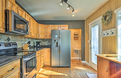 King Cabaña | Waupaca Lake Cottage w/ Fire Pit & Boat Dock