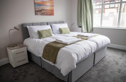 Thornton-Cleveleys Apartamento | Wave Stays - Ground Floor Apartment - Outside Seating Area