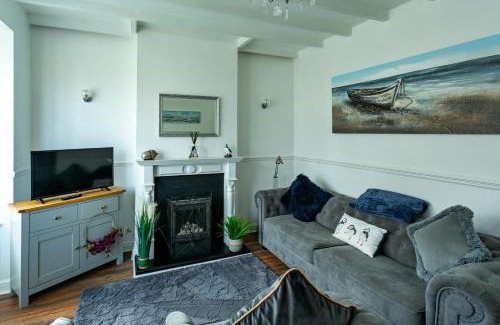 Flamborough Casa | Wavecrest Cottage, Hot Tub, Garden Retreat, Sleeps 8