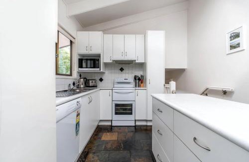 Inverloch Casa | Wavelength Free Wifi and Pet Friendly outside only