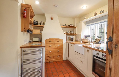 Pavenham Cabaña | WAYSIDE COTTAGE, pet friendly, with hot tub in Sharnbrook