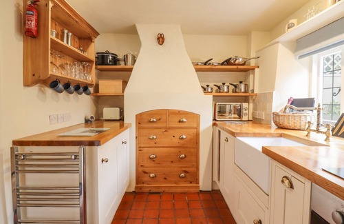 Pavenham Cabaña | WAYSIDE COTTAGE, pet friendly, with hot tub in Sharnbrook