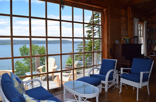 Seal Cove Cabaña | La vieja escuela nunca se vio tan bien!