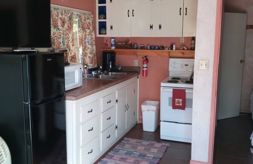 Happy Camp Chalet De Esquí | We have Cabins w/kitchenettes & RV spaces with full hookups!