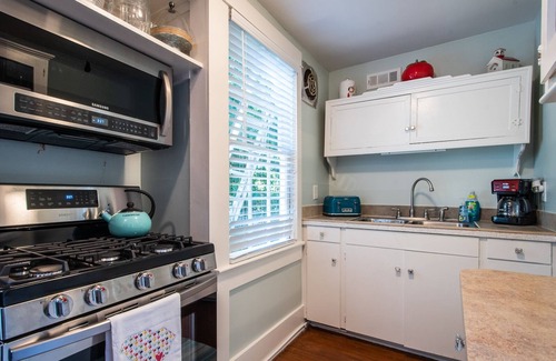 Summerville Historic District Cabaña | We love pets and they love our amenities