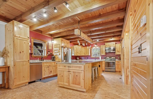 Taylorsville Cabina | Weaverville Cabin + Mini Cabins w/ HOT TUB + Fire on 50 Acres!