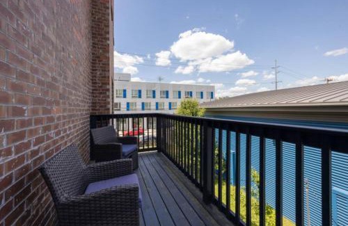 South Nashville Casa | WeHo Indie Villa 3 Bedroom 3 Bath Just 1.3 Miles to Geodis