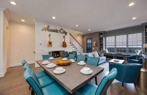 South Nashville Casa | WeHo Indie Villa 3 Bedroom 3 Bath Just 1.3 Miles to Geodis