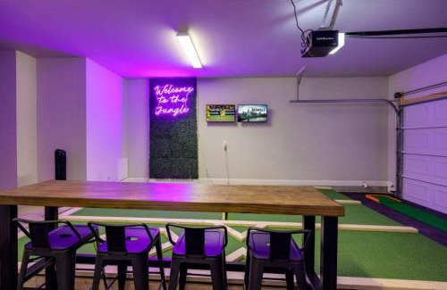 South Nashville Casa | WeHo Nashville Home, Geodis Park, Mini-Golf, Arcade, 10min to Downtown! Sleeps 10!