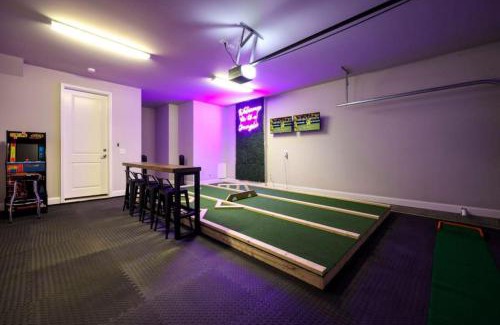 South Nashville Casa | WeHo Nashville Home, Geodis Park, Mini-Golf, Arcade, 10min to Downtown! Sleeps 10!