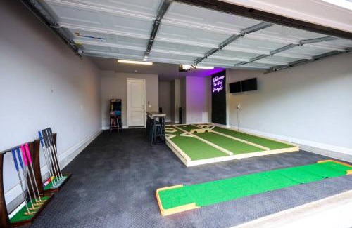 South Nashville Casa | WeHo Nashville Home, Geodis Park, Mini-Golf, Arcade, 10min to Downtown! Sleeps 10!