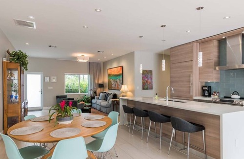 Wilton Manors Casa | ¡Bienvenido a Avenue One, un hogar espacioso y moderno con piscina en el canal! ¡Cotizada recientemente!