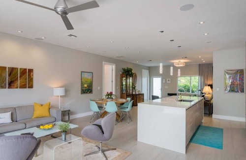 Wilton Manors Casa | ¡Bienvenido a Avenue One, un hogar espacioso y moderno con piscina en el canal! ¡Cotizada recientemente!