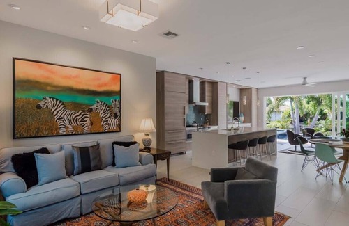 Wilton Manors Casa | ¡Bienvenido a Avenue One, un hogar espacioso y moderno con piscina en el canal! ¡Cotizada recientemente!