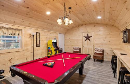 Gatlinburg - Pigeon Forge Casa | Welcome to Bearfeet Retreat a pristine cabin in a quiet corner in the heart of Wears Valley