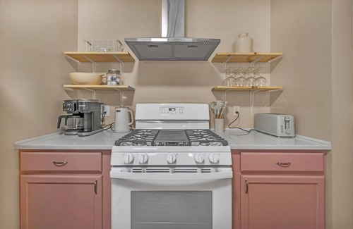 Cleveland Casa | Welcome to Blush Residence a stylish, pink-themed home in Cleveland!
