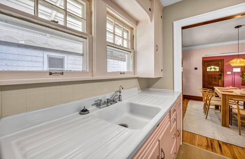 Cleveland Casa | Welcome to Blush Residence a stylish, pink-themed home in Cleveland!