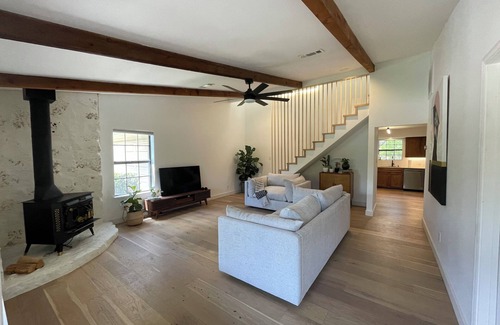 Apache Shores Casa | WELCOME TO CASA-LOLA A 4-bedroom house in Austin with WiFi, AC. Relax and unwind