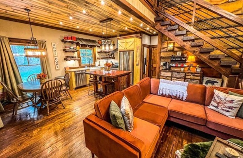 McCaysville Cabina | Welcome to cozy Snug Cove Creekside Cabin located just outside Blue Ridge, GA!