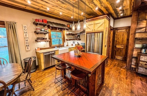 McCaysville Cabina | Welcome to cozy Snug Cove Creekside Cabin located just outside Blue Ridge, GA!