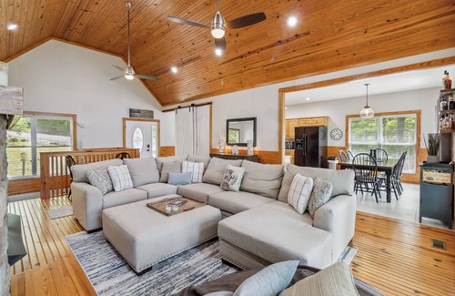 Sloans Valley Casa | Welcome to "Cumberland Lake Oasis" – Your Perfect Lakeside Retreat!