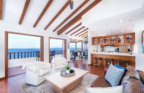 Avalon Condominio | Welcome to Haven: a Premium Hamilton Cove Getaway! Only 21 Steps + Golf Cart