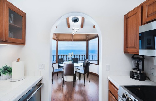 Avalon Condominio | Welcome to Haven: a Premium Hamilton Cove Getaway! Only 21 Steps + Golf Cart