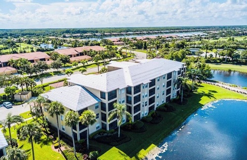 Naples Condominio | Welcome to our beautiful top floor condo. We have all the amenities you need!