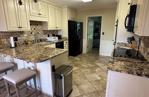 Dadeville Casa | Welcome to Samantha Place Retreat on beautiful Lake Martin !! 6 Br/4Ba