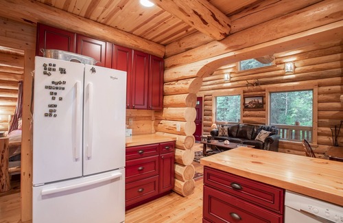 Whitefish Cabina | Welcome to Sweet Water, 2 bed 2 bath log cabin 10 minutes from Glacier Park!