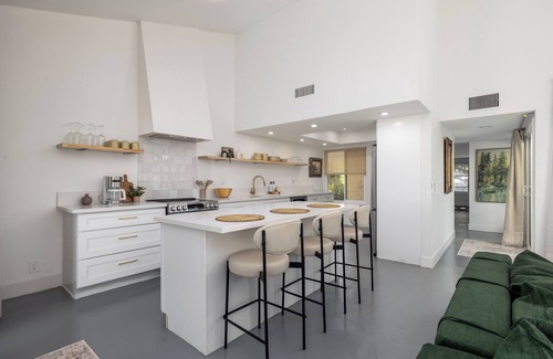 Temecula Casa | Welcome to The Buzze – Stylish 2BR/2BA Stay in Prime Murrieta Location!