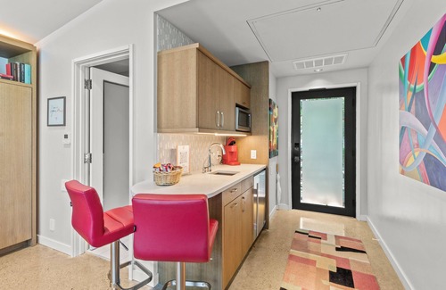 Malakoff Cabaña | Welcome to The Cardinal Cottage at Sunrise Point 🌅 Escape to the serene beauty of Cedar Creek Lake in the Cardinal Cottage, where modern design meets nature's tranquility. Whether you're here to unwind, get active, or simply enjoy some epic l