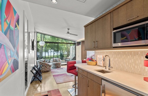 Malakoff Cabaña | Welcome to The Cardinal Cottage at Sunrise Point 🌅 Escape to the serene beauty of Cedar Creek Lake in the Cardinal Cottage, where modern design meets nature's tranquility. Whether you're here to unwind, get active, or simply enjoy some epic l