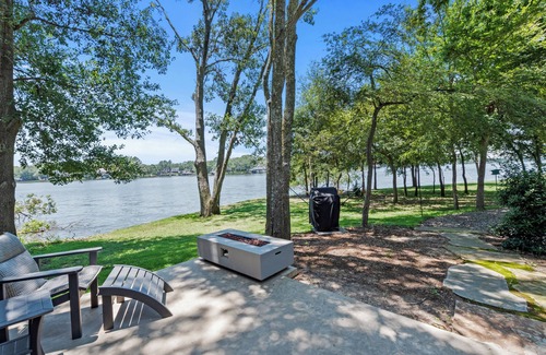 Malakoff Cabaña | Welcome to The Cardinal Cottage at Sunrise Point 🌅 Escape to the serene beauty of Cedar Creek Lake in the Cardinal Cottage, where modern design meets nature's tranquility. Whether you're here to unwind, get active, or simply enjoy some epic l