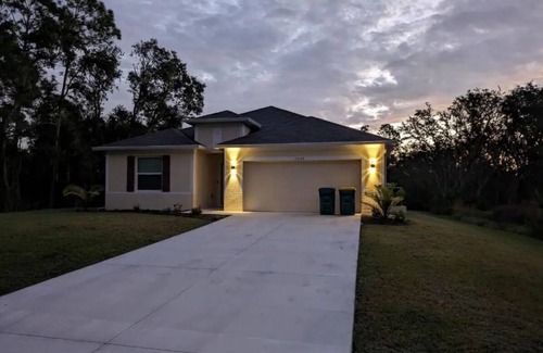Port Charlotte Casa | Welcome to the Sunshine! Bring the family! Minutes from the BEACH and shopping!
