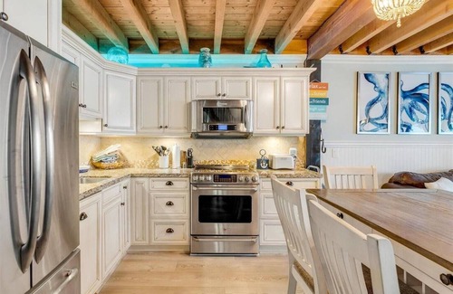 Central Okanagan Casa | Welcome to The Secret Point, your private lakeside haven nestled down Westside Road