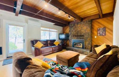 Sunriver Casa | Welcome to The Village Hideout, Steps to the Village, Resort, Golf, SHARC, AC, Hot-tub, Grill and Bikes