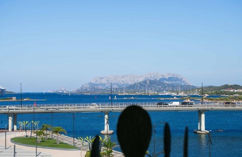 Olbia City Centre Apartamento | Welcomely - Deluxe Room - Charles Aznavour