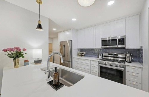 Camelot Condominio | Welcoming 2-bedroom condo with AC in vibrant Austin