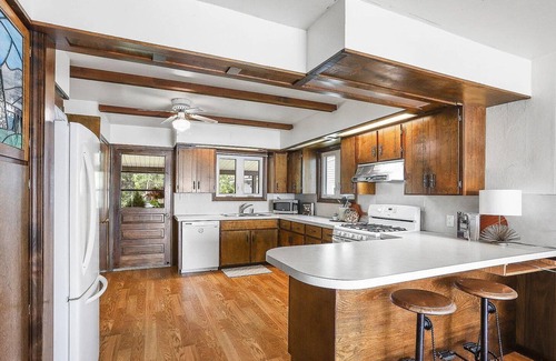 Newaygo Cabaña | Welcoming 3-bedroom cottage on Hess Lake near Smugglers at North Shore