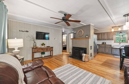Linville Falls Cabina | Welcoming 4-bedroom cabin near Linville Falls