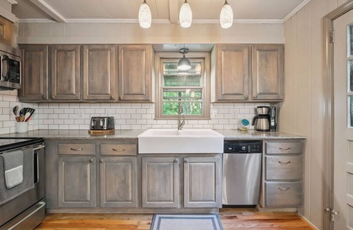 Linville Falls Cabina | Welcoming 4-bedroom cabin near Linville Falls