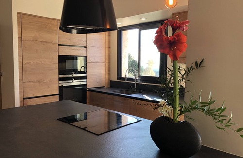 Vence Villa | Acogedora villa con preciosas vistas al mar y piscina inmersa entre olivos.