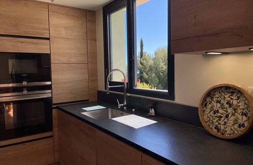 Vence Villa | Acogedora villa con preciosas vistas al mar y piscina inmersa entre olivos.