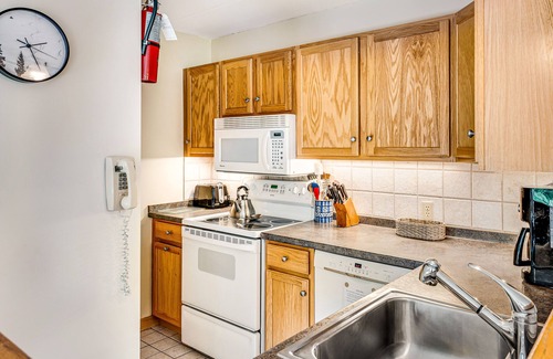 Warren Condominio | Acogedor condominio con 3 piscinas compartidas, bañera de hidromasaje: fácil acceso al golf y a las pistas.