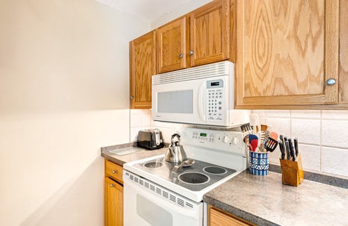 Warren Condominio | Acogedor condominio con 3 piscinas compartidas, bañera de hidromasaje: fácil acceso al golf y a las pistas.